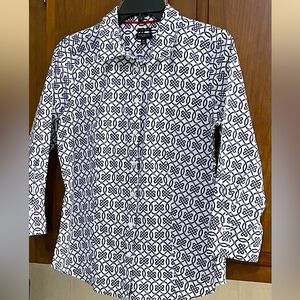 EUC. Talbots wrinkle resistant women’s blouse. Navy Blue and white. Size 6P.